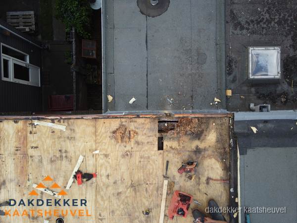 Dakschade en renovatie plat dak vanuit de lucht in Kaatsheuvel Dakschade en renovatie plat dak vanuit de lucht in Kaatsheuvel