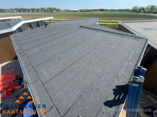 Nieuw bitumen plat dak met uitzicht over landschap in Kaatsheuvel Nieuw bitumen plat dak met uitzicht over landschap in Kaatsheuvel