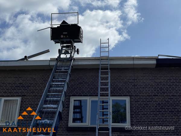 Ladderlift en ladder bij woning voor dakinspectie in Kaatsheuvel Ladderlift en ladder bij woning voor dakinspectie in Kaatsheuvel