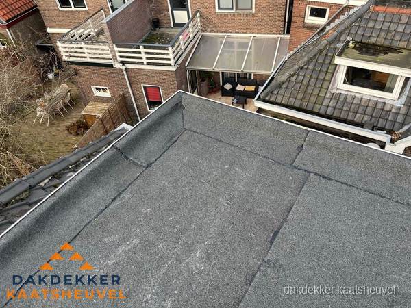 Overzicht plat dak met dakgoot in woonwijk Kaatsheuvel Overzicht plat dak met dakgoot in woonwijk Kaatsheuvel