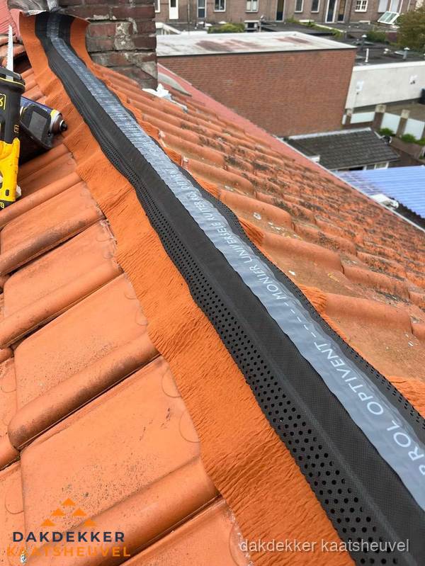 Nokventilatie installeren op hellend pannendak in Kaatsheuvel Nokventilatie installeren op hellend pannendak in Kaatsheuvel