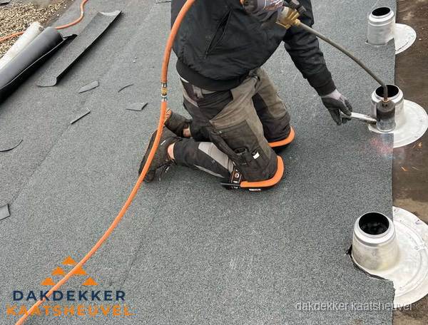Dakdekker repareert bitumen dakleer bij dakdoorvoer in Kaatsheuvel Dakdekker repareert bitumen dakleer bij dakdoorvoer in Kaatsheuvel
