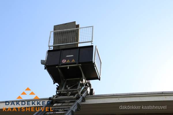 Dakdekkerslift voor materiaal transport bij dakwerkzaamheden in Kaatsheuvel Dakdekkerslift voor materiaal transport bij dakwerkzaamheden in Kaatsheuvel