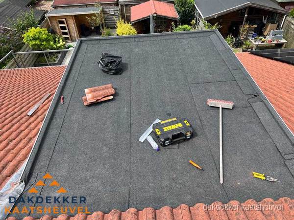 Nieuw plat dak met bitumen dakbedekking in Kaatsheuvel Nieuw plat dak met bitumen dakbedekking in Kaatsheuvel