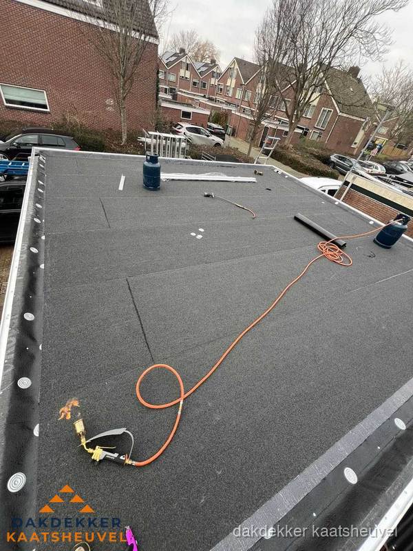Afgewerkte dakrenovatie met bitumen op plat dak in Kaatsheuvel Afgewerkte dakrenovatie met bitumen op plat dak in Kaatsheuvel
